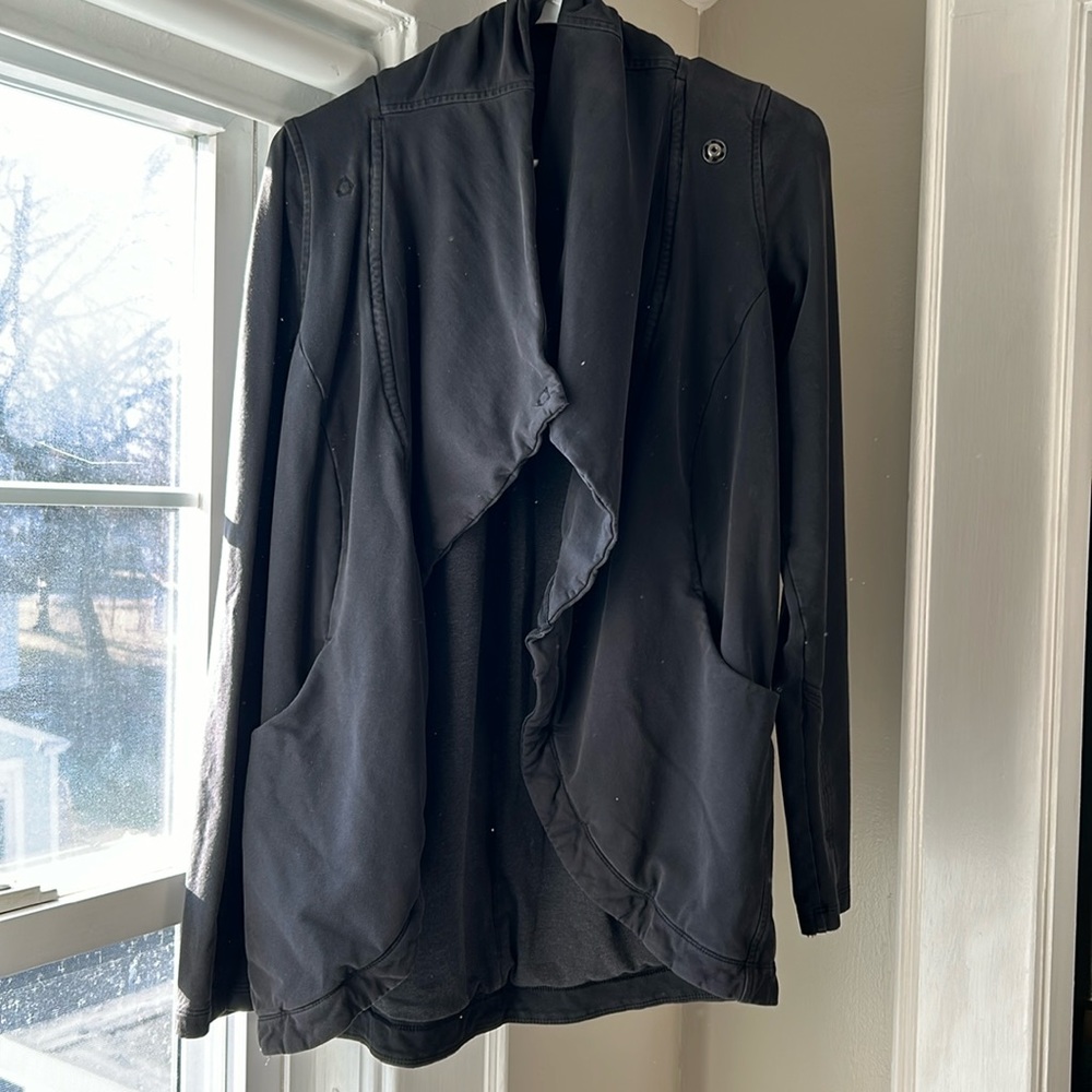 Black lululemon cocoon wrap - gently used